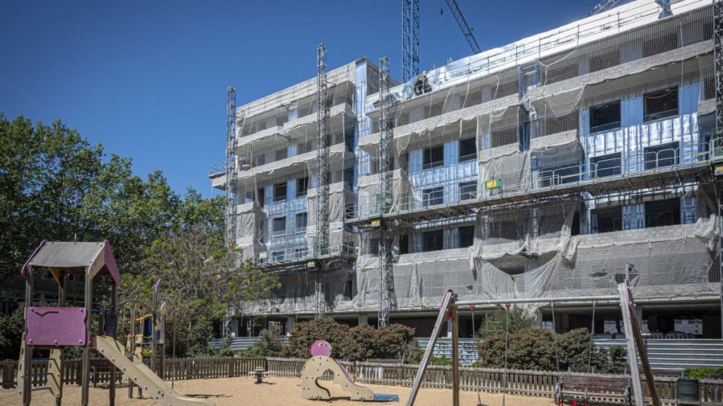 Imagen de una vivienda de segunda mano siendo rehabilitada