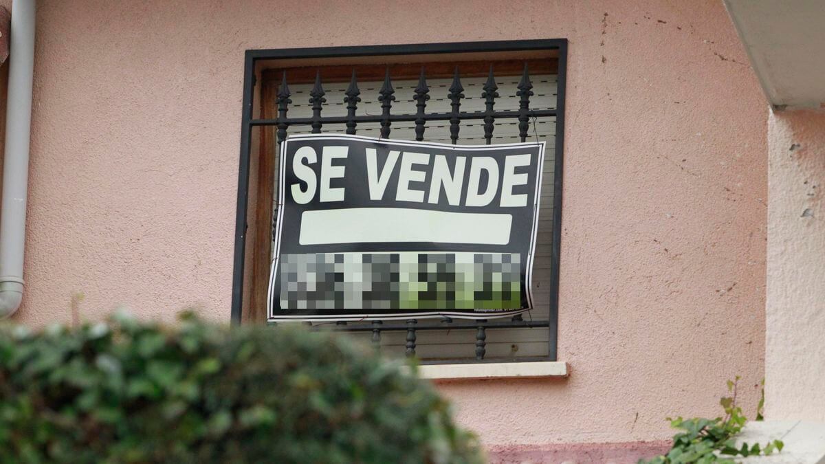 Imagen de unn cartel de "Se vende" en la ventana de un edificio.
