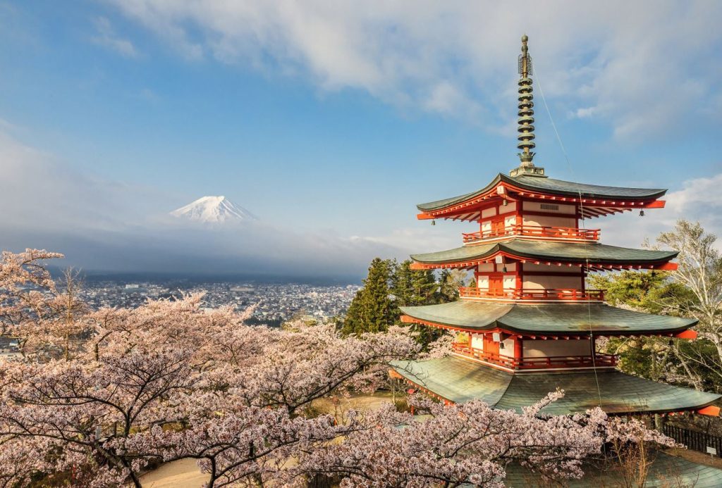 Imagen de lo que es una  pagoda japonesa con el Monte Fuji de fondo, en Japón