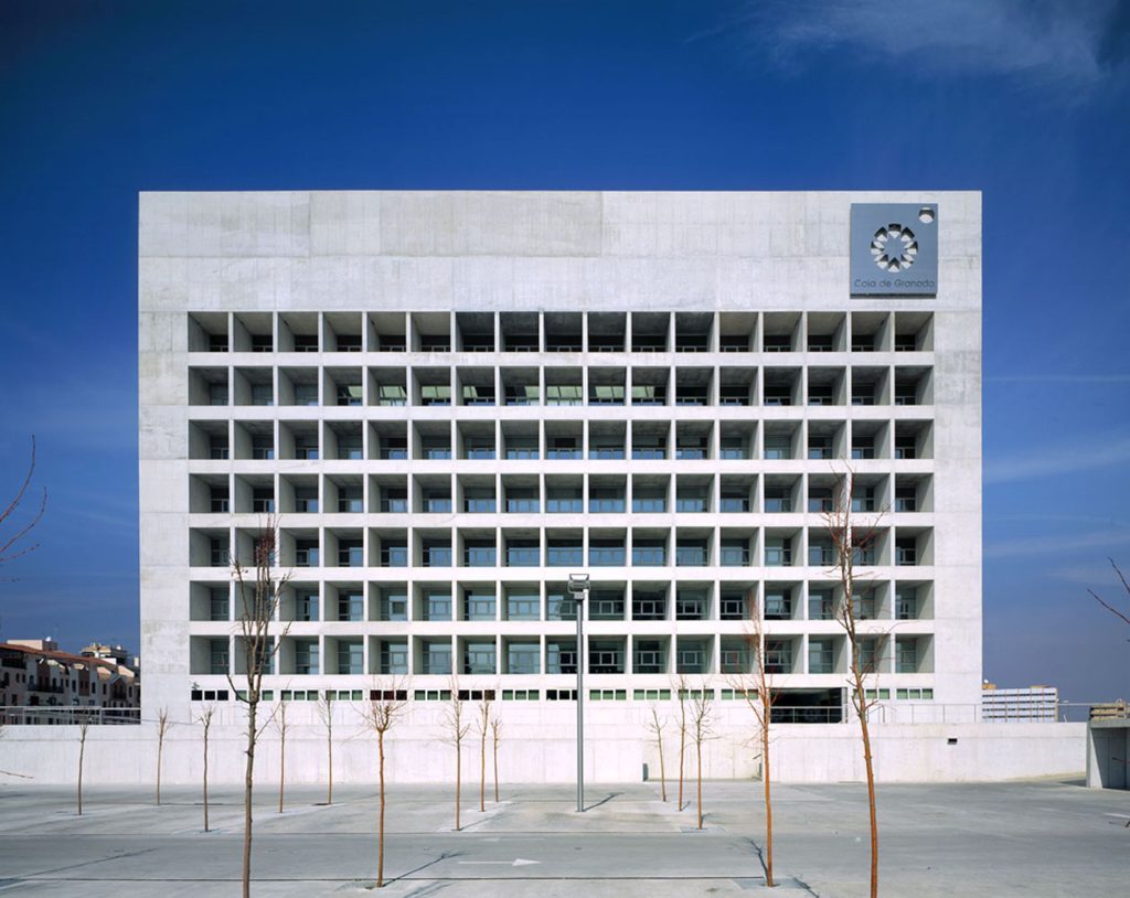 Foto de la Caja de Granada, un ejemplo del Genius Loci en la tierra de La Alhambra.