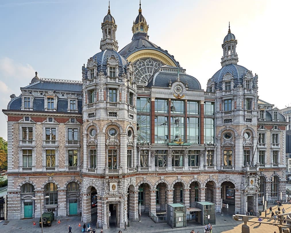 Foto del exterior de la estación central de Amberes, conocida como "La Catedral de las Estaciones",