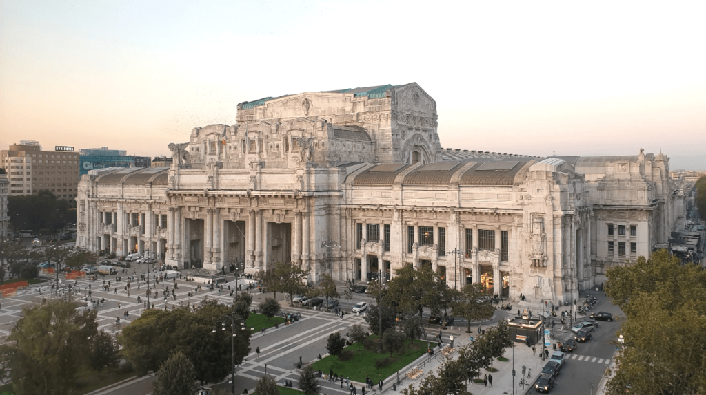 Foto del exterior de la Estación de Milano Centrale en la ciudad de Milán.
