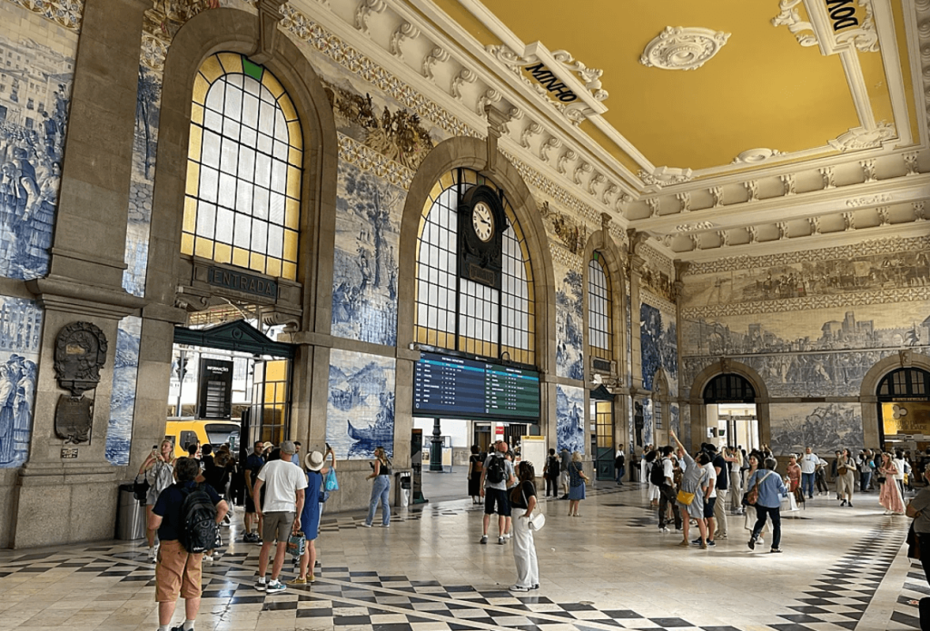 Foto del interior de la estació de Sao Bento, en Oporto, decorado con más de 20.000 azulejos.