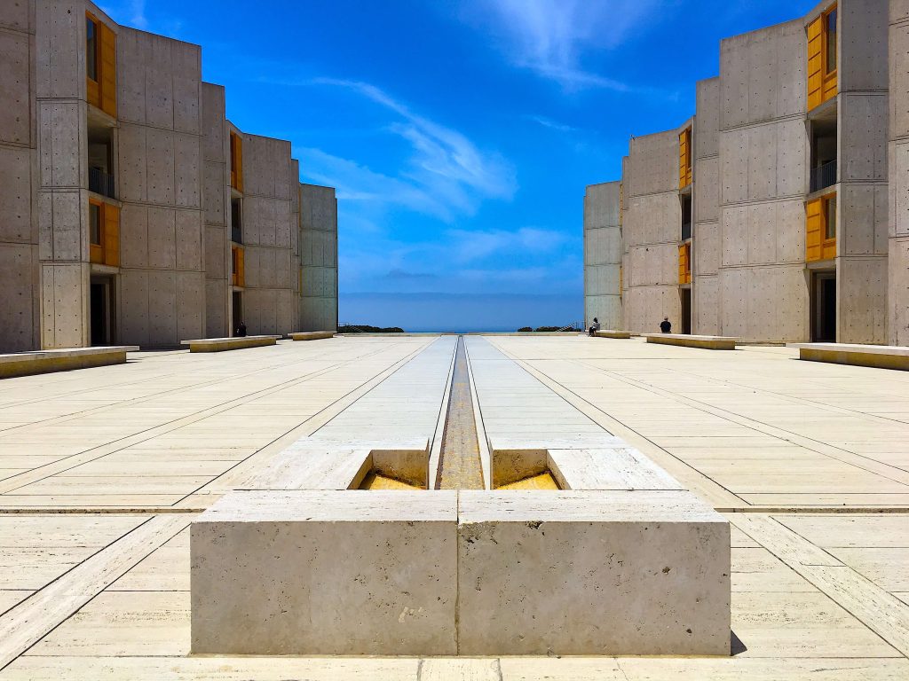 Foto del Instituto Salk, en California, todo un exponente del Genius Loci en un centro dedicado a los estudios biólogos.