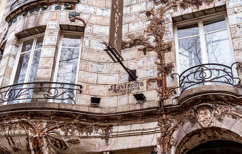 A la aquitectura modernista se le conoció como 'Art Noveau' en Francia.