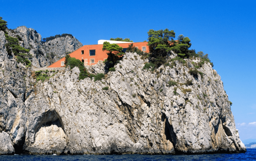 Foto de la Casa Malaparte, en Capri, Italia, uno de los mayores ejemplos del uso del Genius Loci en la arquitectura.
