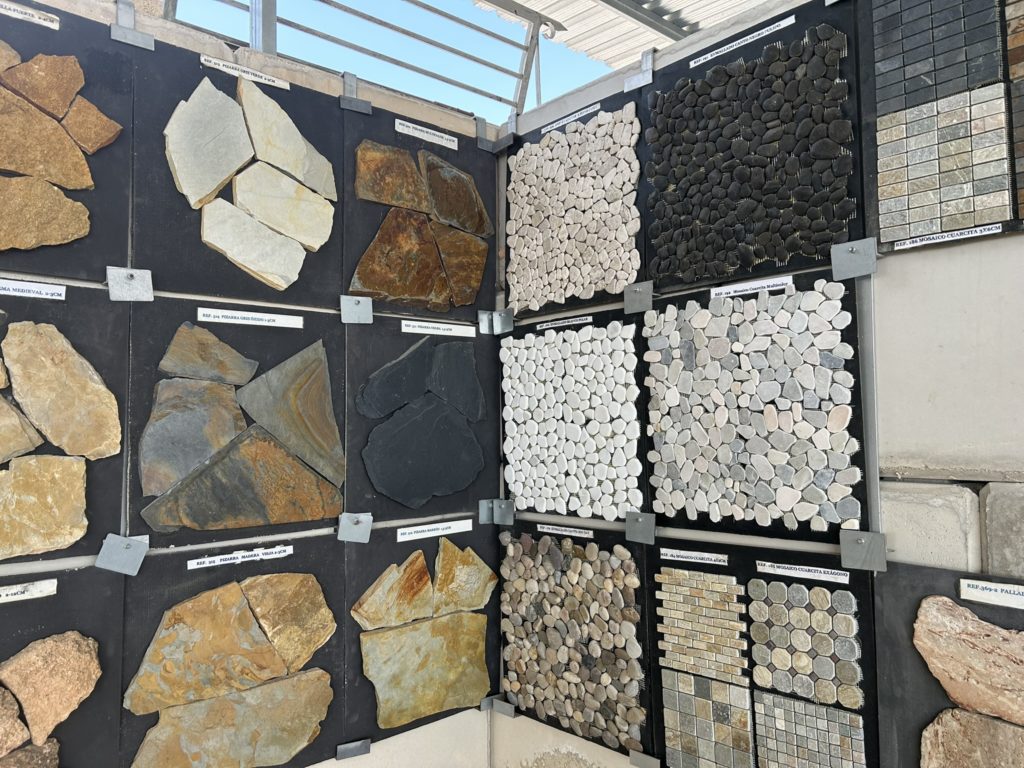 Imagen de una exposición compartida por el medio Piedras de Alicante en el que se ven diferentes tipos de piedra natural que se encuentran en la Costa Blanca.