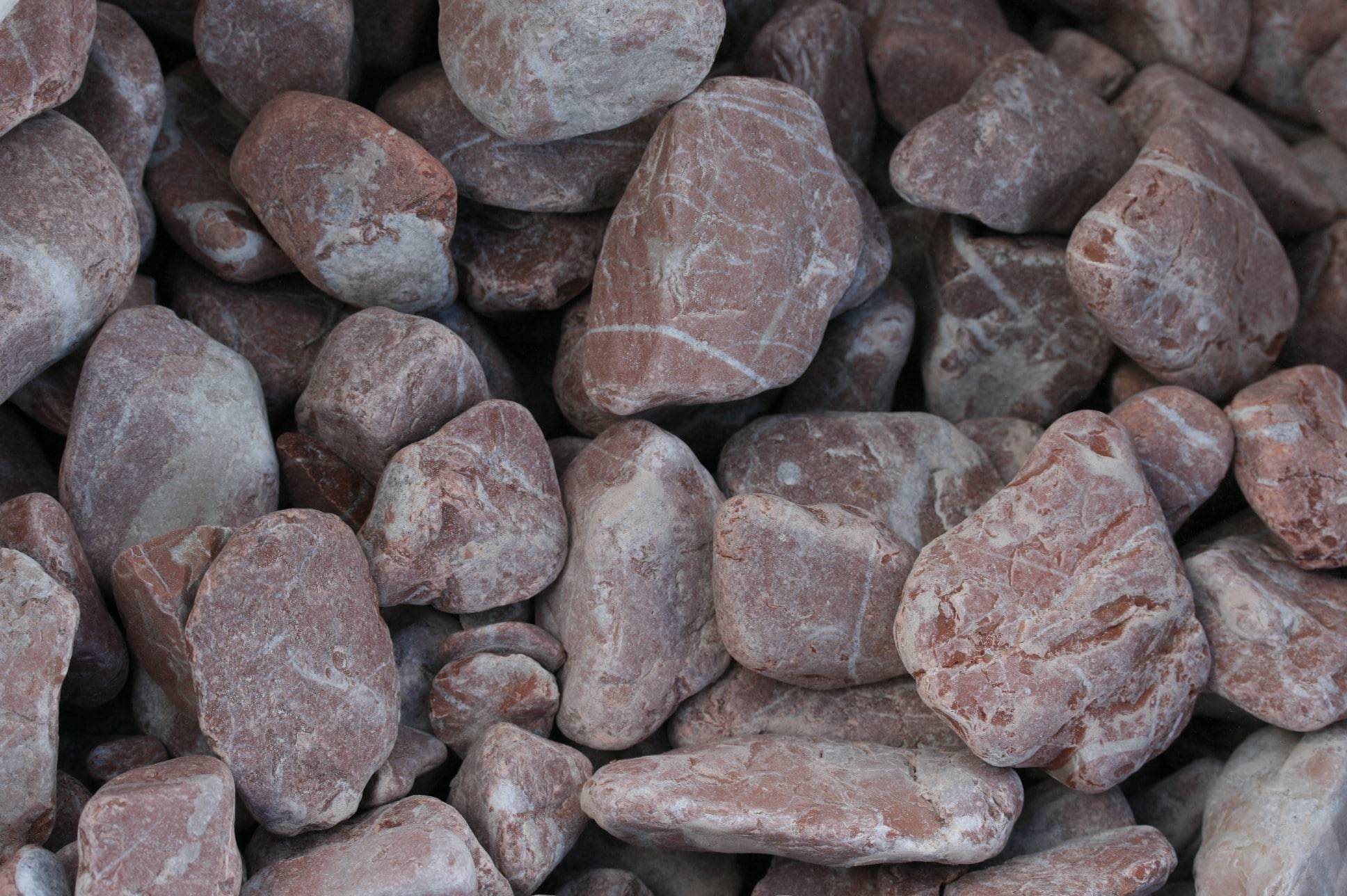 Imagen de recurso de un puñado de piedra caliza de la Costa Blanca.