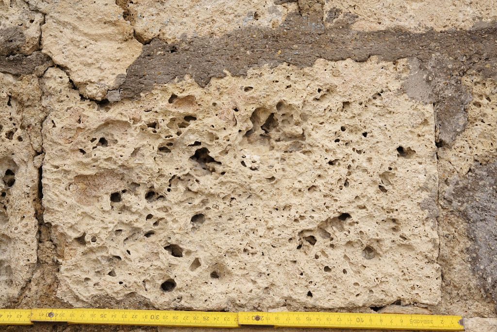 Imagen de Travertino, una de las piedras naturales más utilizadas para revestimientos y fachadas en Alicante.