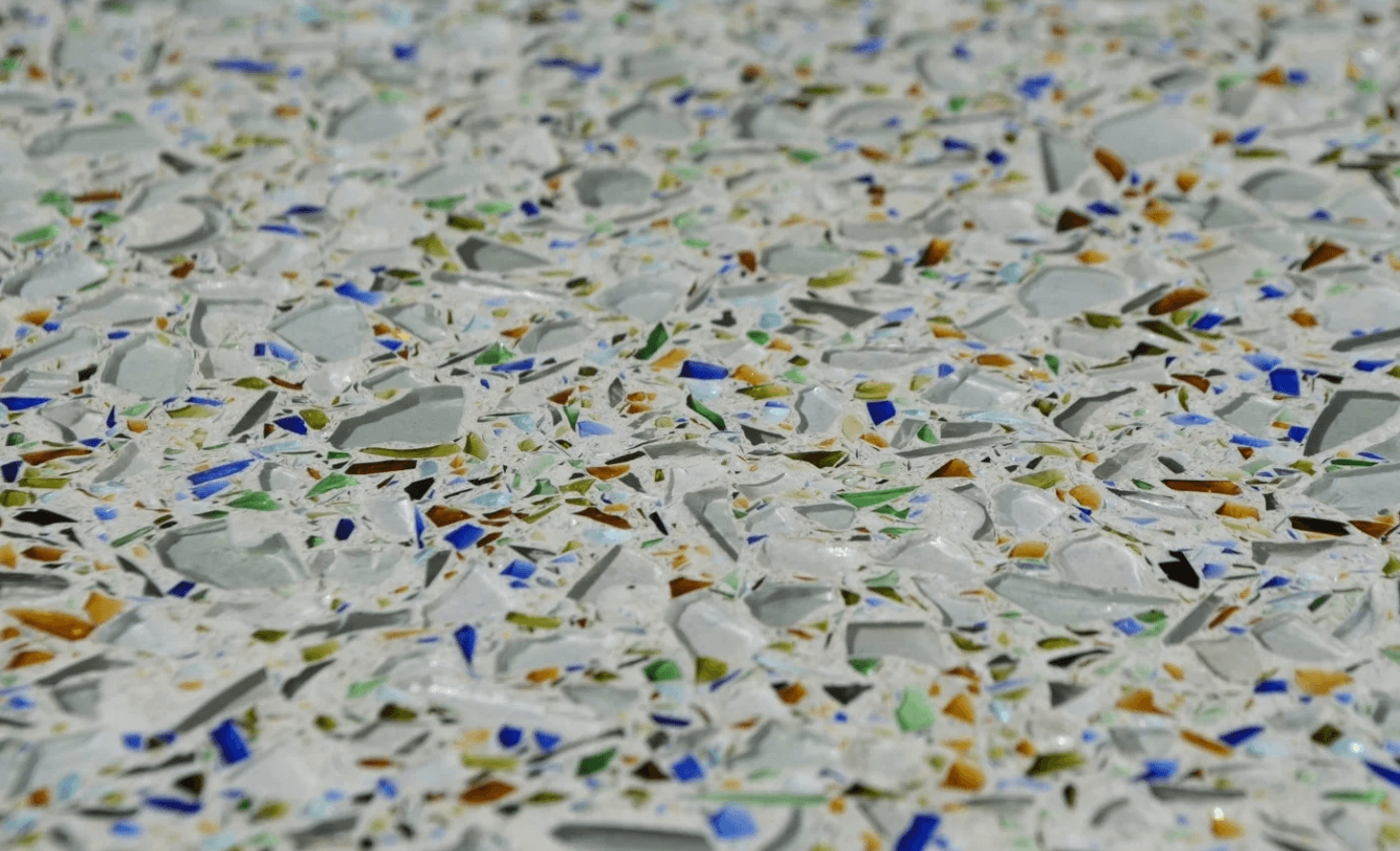 Imagen de un mosaico de Vidrio reciclado para el artículo "Vidrio reciclado en la construcción sostenible: cómo convertir los residuos en arquitectura"