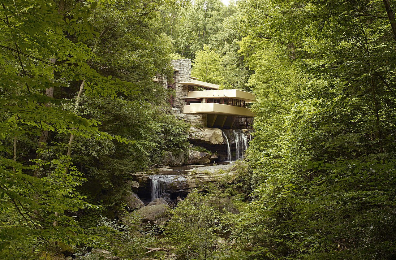Foto de la casa de la cascada de Frank Lloyd Wright, un ejemplo icónico de arquitectura orgánica.